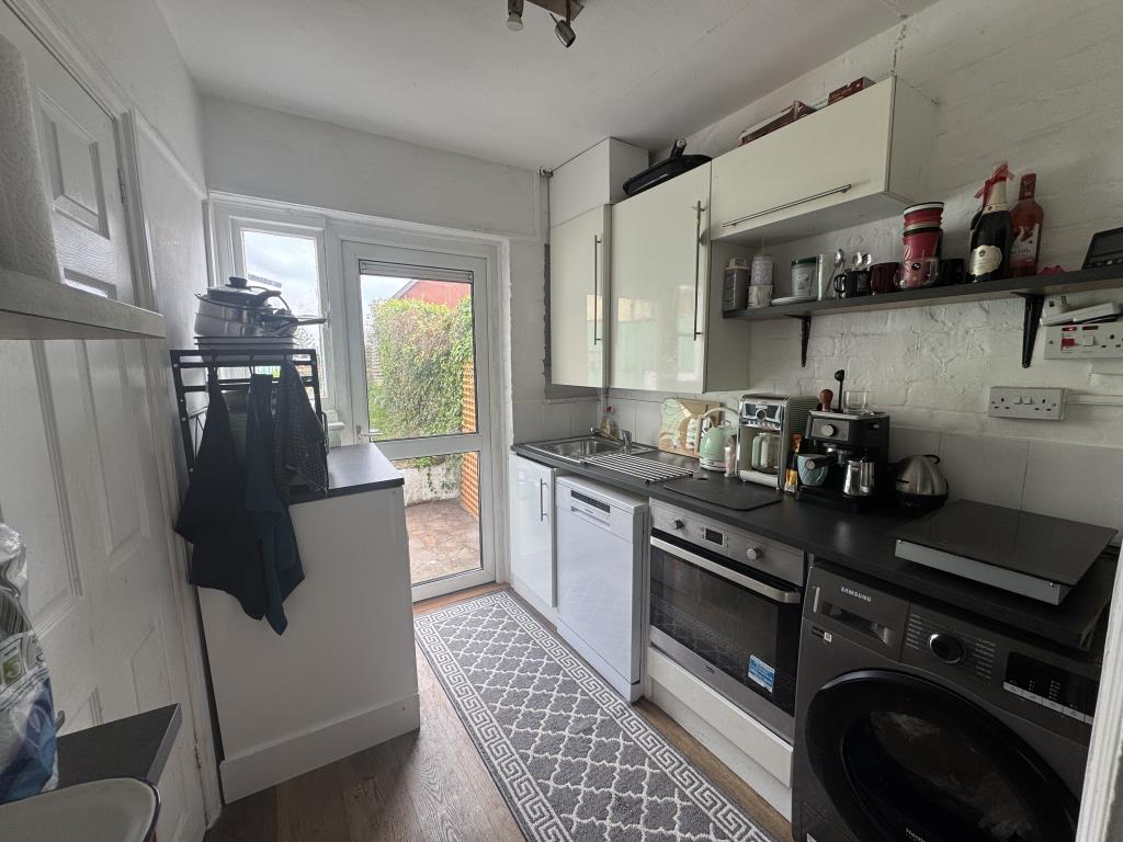 Lot: 43 - MID-TERRACE HOUSE FOR OCCUPATION OR INVESTMENT - Kitchen